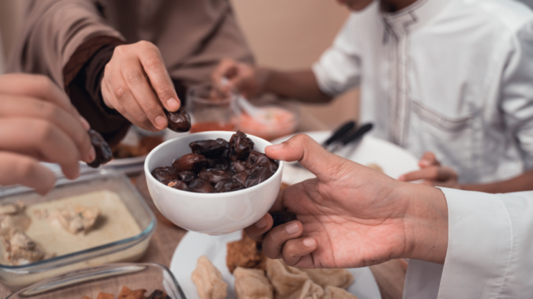 Memberi Makan Orang yang Berbuka Puasa